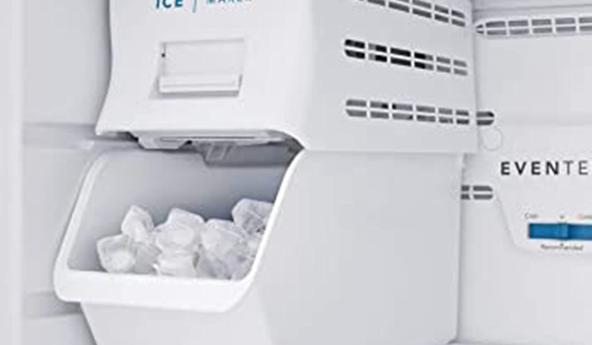Refrigerator ice maker with a water leak